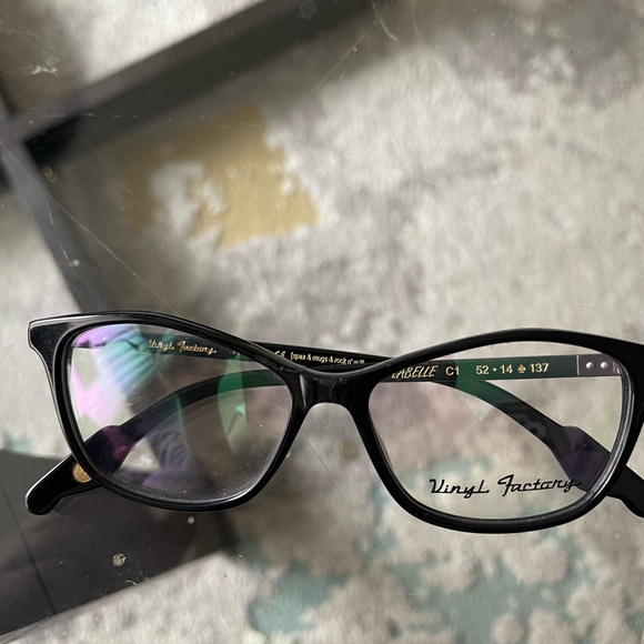 Vinyl Factory New - Picture 1 of 6